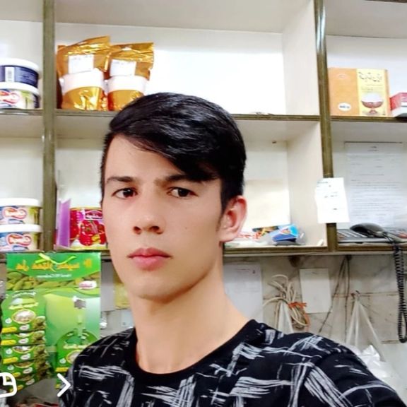 تصویری از الیاس محمدی در خواروبارفروشی