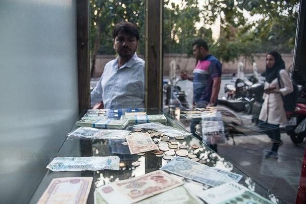 أرقام قياسية جديدة لأسعار العملات في إيران والدولار بـ 128 ألف تومان