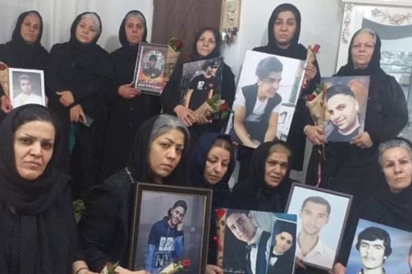 أمهات ضحايا الاحتجاجات في إيران يطلقن حملة للمطالبة بـ"إسقاط الديكتاتورية الظالمة"