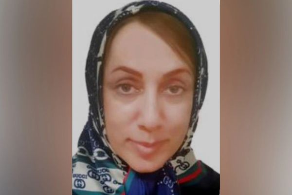 بعد اعتقالها بعنف منذ أسبوع.. لا معلومات عن مكان احتجاز الناشطة المدنية فرزانه محمدي بارسا