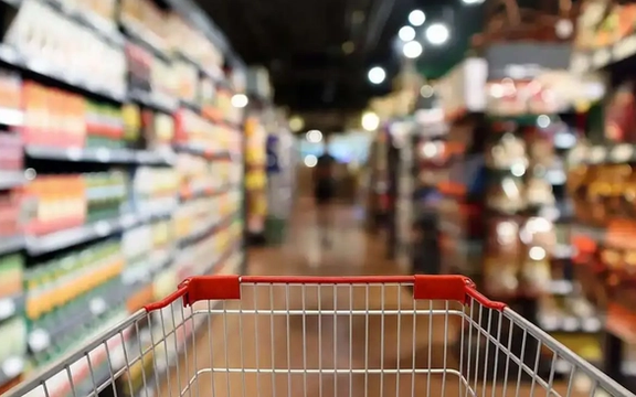 مسؤول إيراني: القدرة الشرائية للعمال انخفضت إلى النصف منذ بداية العام