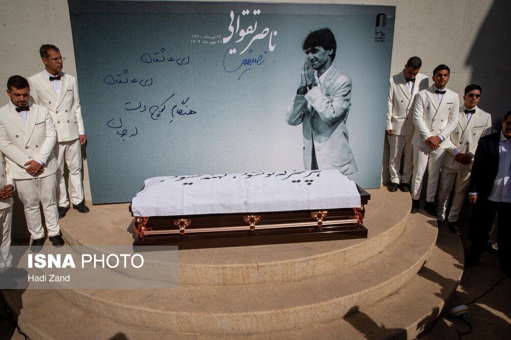 پیکر ناصر تقوایی همراه با کف زدن و خوانده شدن سرود «ای ایران» تشییع شد