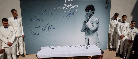 پیکر ناصر تقوایی همراه با کف زدن و خوانده شدن سرود «ای ایران» تشییع شد