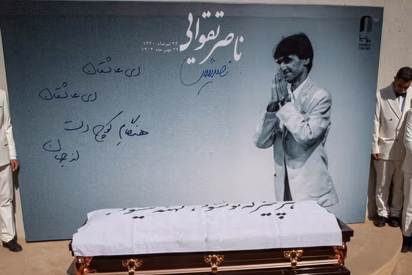 پیکر ناصر تقوایی همراه با کف زدن و خوانده شدن سرود «ای ایران» تشییع شد