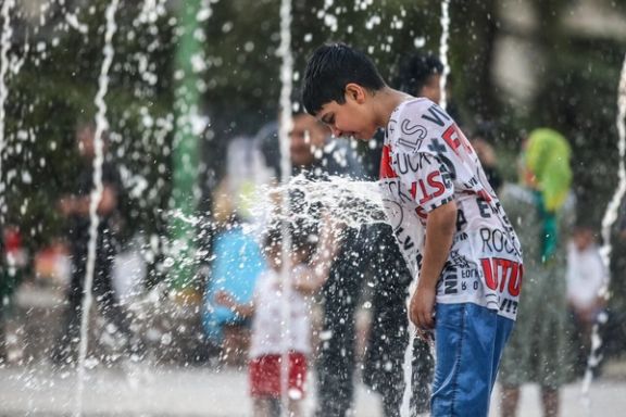 بچه ها در چشمه های پارک ، تهران ، ایران ، 23 اوت 2025 خنک می شوند