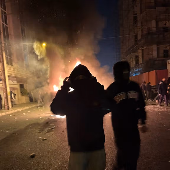 شاهد عيان من طهران: الأمن ألقى غازًا يسبب أعراضًا تنفسية شديدة خلال الاحتجاجات