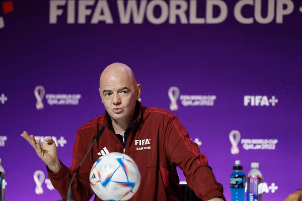 رییس فیفا از حضور تماشاگران زن در دیدار جام حذفی در مشهد استقبال کرد