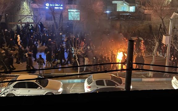 إطلاق نار بالذخيرة الحيّة من سطح مستشفى النساء على المحتجين في "شاهرود" بإيران