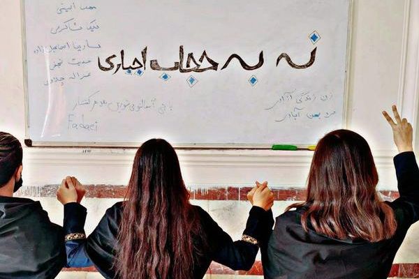 بعد اعتقالها وإجبارها على اعترافات قسرية.. إيرانية ترفض الحجاب الإجباري: انتهى زمن الخوف