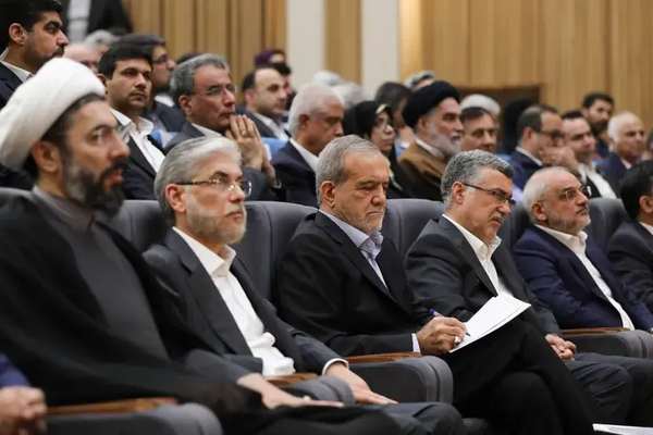 تجاهل نقص ميزانية الجامعات ولم يتطرق للطلاب والأساتذة المفصولين.. بزشكيان ينسى وعوده