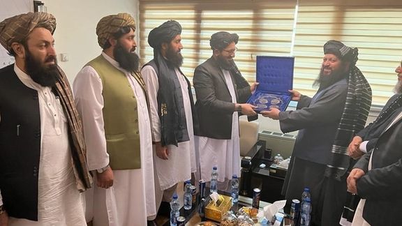 تصویر خبرگزاری تسنیم از تحویل سفارت افغانستان در تهران به دیپلماتهای طالبان، ۹ اسفند ۱۴۰۱