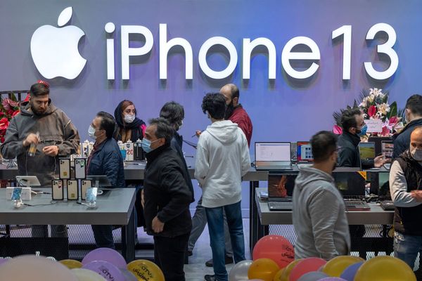 Why has lifting ban on iPhone shaken Iran's mobile market?