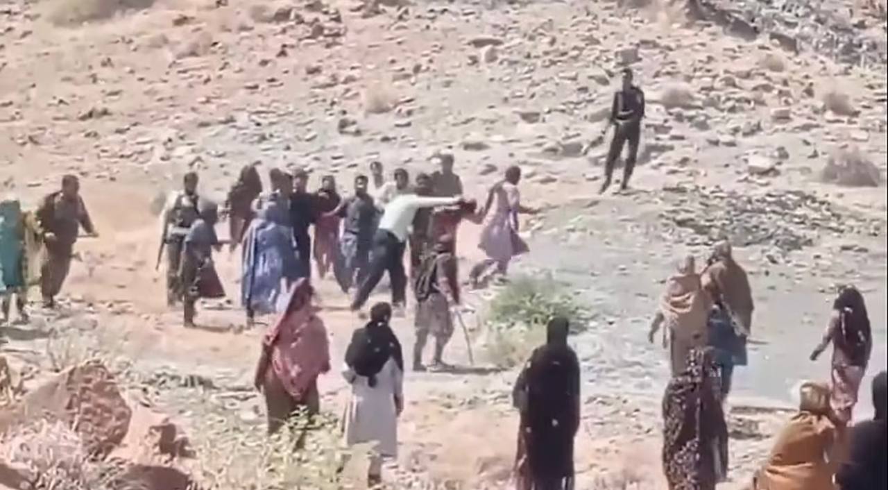 حمله به زنان بلوچ معترض به معدن کرومیت؛ دست‌کم ۷ زن مجروح و ۶ نفر بازداشت شدند