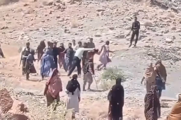 حمله به زنان بلوچ معترض به معدن کرومیت؛ دستکم ۷ زن مجروح و ۶ نفر بازداشت شدند
