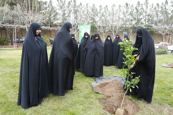 طلاب زن به یاد ماموران حکومتی کشته شده در خیزش انقلابی نهال کاشتند