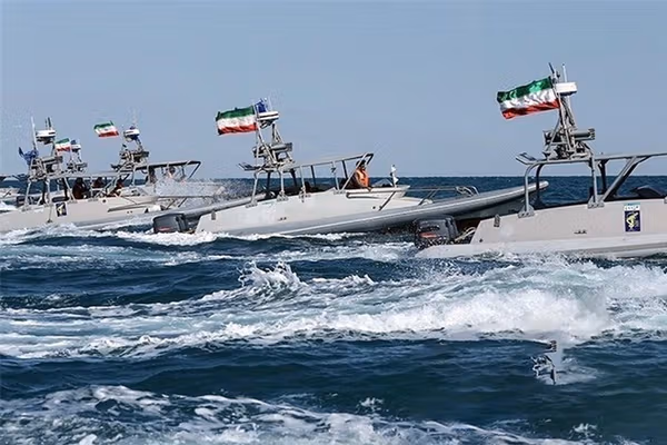 معاون نیروی دریایی سپاه: ما تعیین میکنیم کدام کشتی از تنگه عبور کند و کدام نفت صادر شود