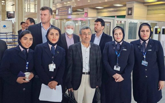 السلطات الأمنية بمطار طهران تصادر جواز سفر الرئيس الأسبق محمود أحمدي نجاد وتمنعه من السفر