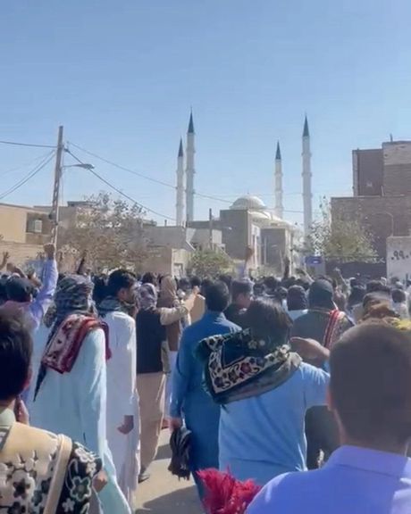 الانتفاضة الشعبية ضد النظام الإيراني تتواصل.. وأهالي زاهدان ينزلون إلى الشوارع