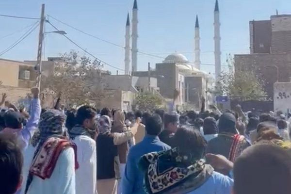 الانتفاضة الشعبية ضد النظام الإيراني تتواصل.. وأهالي زاهدان ينزلون إلى الشوارع