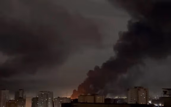 گزارشها از قطع برق در برخی مناطق تهران در پی انفجارهای شدید در پایتخت و کرج در شامگاه پنجشنبه