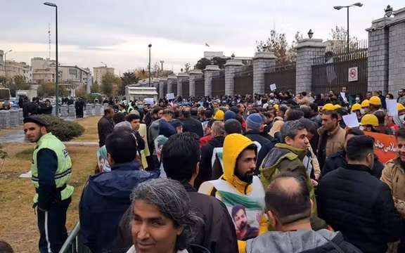 کارکنان بهزیستی و کارگران پیمانکاری صنعت نفت و گاز و برق مقابل مجلس تجمع کردند