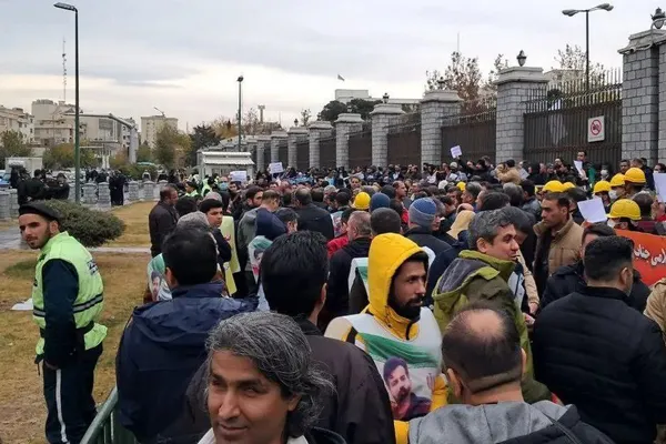 کارکنان بهزیستی و کارگران پیمانکاری صنعت نفت و گاز و برق مقابل مجلس تجمع کردند