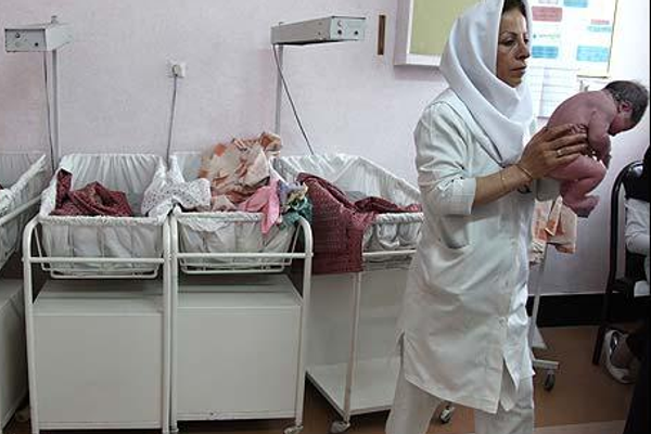 مركز الدراسات السكانية: إيران من أكثر دول المنطقة انخفاضًا في معدلات الخصوبة