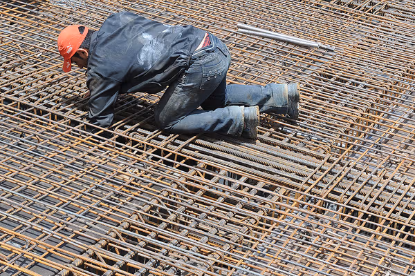 حداقل دستمزد کارگران ۶۰ درصد افزایش یافت اما قدرت خریدشان به دلار ۱۷ درصد کم شد