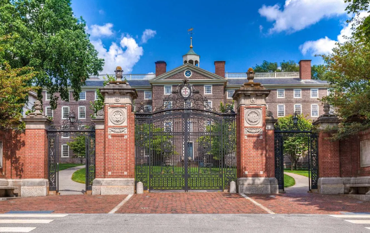 در جریان تیراندازی در دانشگاه براون ایالت رود آیلند، دو نفر کشته و هشت نفر مجروح شدند