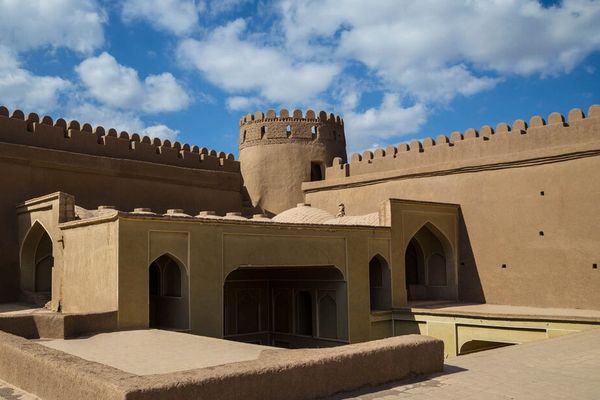 احتجاجات ضد قرار الحكومة الإيرانية ببيع 19 من المعالم التاريخية لإيران