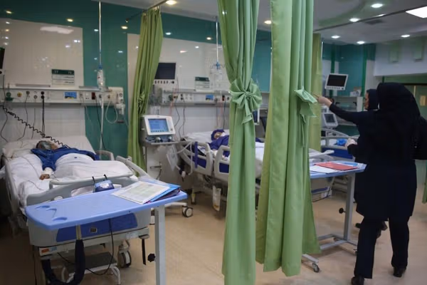 «همراه بیمار»؛ شغلی که بیسر و صدا وارد مجموعه مشاغل درمانی شد