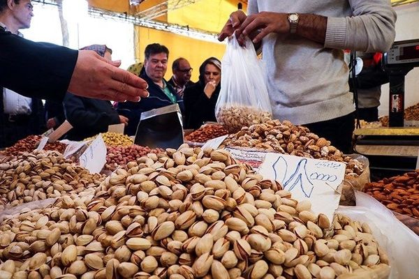 موقع إيراني: بعض المتاجر يبيع المكسرات بالتقسيط أو عبر "شيكات" بسبب الغلاء