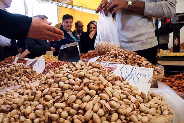 وبسایت دیدهبان ایران: برخی فروشگاهها آجیل را به خاطر گرانی قسطی میفروشند
