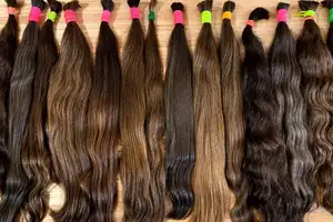 Economic crisis drives Iranians to sell hair, rent laptops