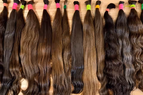 Economic crisis drives Iranians to sell hair, rent laptops