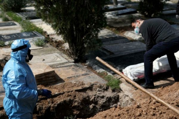 وفيات كورونا في إيران ترتفع إلى أكثر من 132 ألفا.. ومخاوف من موجة جديدة