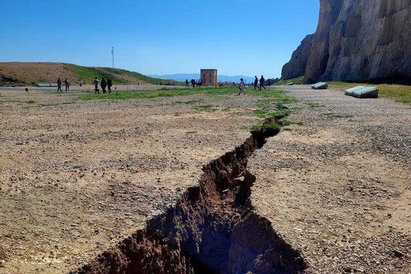 أكاديمية إيرانية: فجوات كبيرة في الأرض بسبب الإفراط في استخراج المياه الجوفية