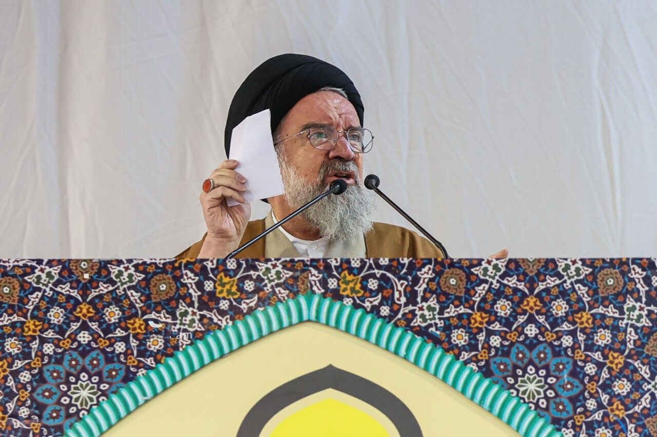 إمام جمعة طهران: "الحجاب الإجباري" واجب شرعي وقانوني 