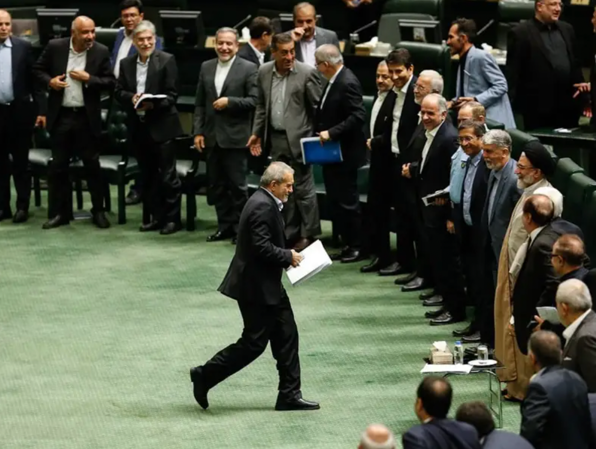 متابعو "إيران إنترناشيونال" ينتقدون "حكومة بزشكيان" ويتهمون النظام بالخداع والتلاعب