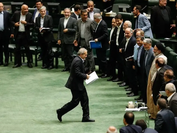 متابعو "إيران إنترناشيونال" ينتقدون "حكومة بزشكيان" ويتهمون النظام بالخداع والتلاعب