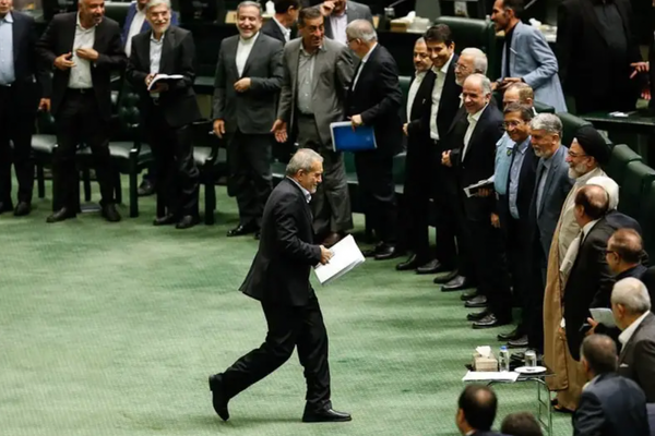 متابعو "إيران إنترناشيونال" ينتقدون "حكومة بزشكيان" ويتهمون النظام بالخداع والتلاعب