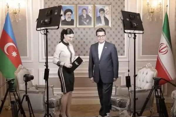 إقالة سفير إيران لدى أذربيجان بعد ظهوره في مقابلة مع إعلامية غير محجبة