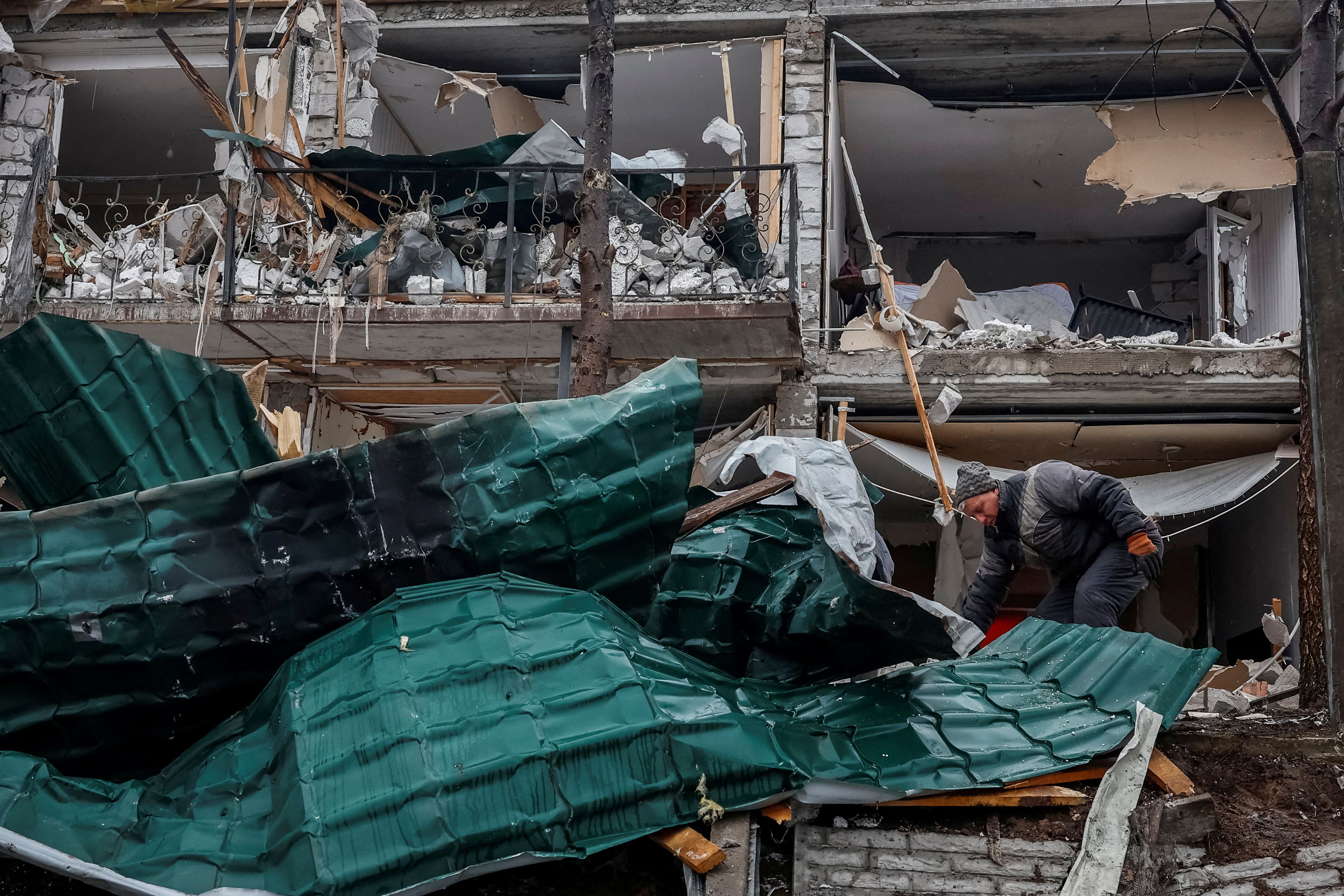 ویرانه‌های برجا مانده از حمله پهپادی روسیه به حومه کی‌یف، ۲۹ اسفند