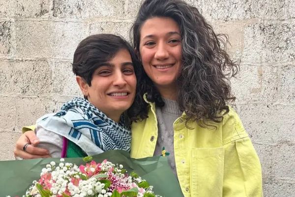 بعد اعتقالهما 17 شهرًا لكشفهما قضية "مهسا أميني".. اتهام جديد ضد الصحفيتين حامدي ومحمدي