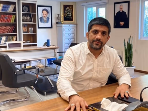 إقامة رئيس اتحاد المصارعة الإيراني في أميركا أُلغيت رسميًا بسبب مواقفه السياسية