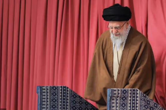 نجل المستشار العسكري للمرشد الإيراني يطالب "بالاستعداد لاحتمال مقتل خامنئي"