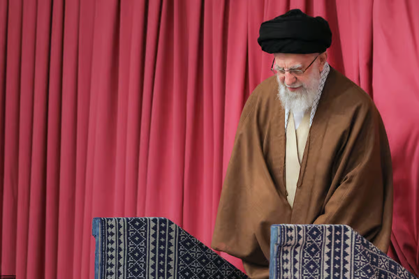 نجل المستشار العسكري للمرشد الإيراني يطالب "بالاستعداد لاحتمال مقتل خامنئي"