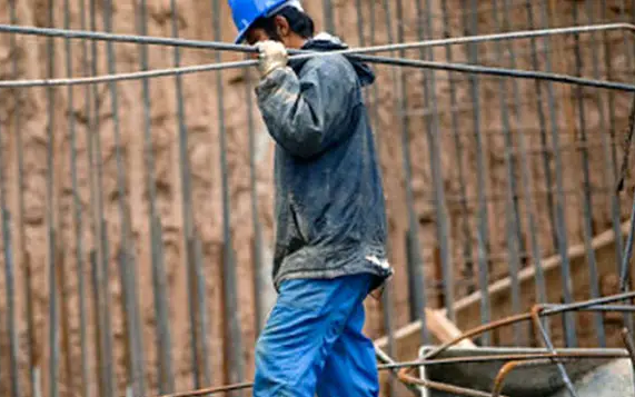 بمناسبة يوم العمال.. سجناء إيرانيون: موائد الطبقة العاملة تتقلص كل يوم