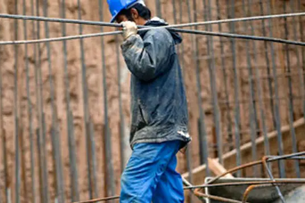 بمناسبة يوم العمال.. سجناء إيرانيون: موائد الطبقة العاملة تتقلص كل يوم