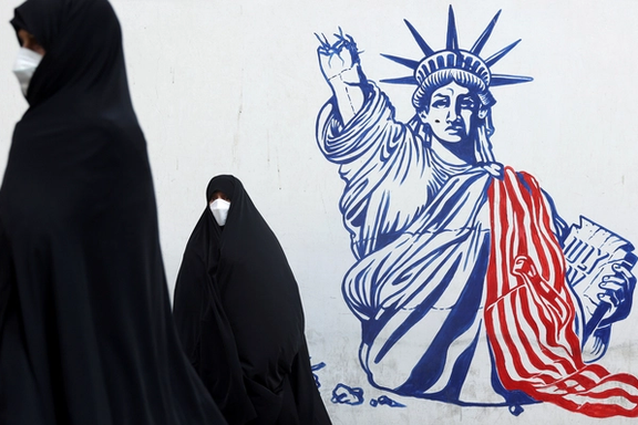 دو زن محجبه در مقابل دیوارنگارهای در تهران